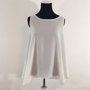 ✅ SOLD Classic Ladies White Top - Flows Over Belly Medium